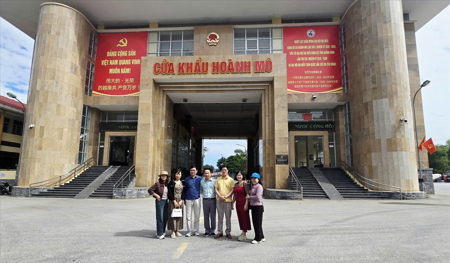 Hoành Mô không những là cửa khẩu phục vụ trao đổi hàng hóa mà đang chuyển dịch thành điểm kết nối kinh tế, du lịch mới của vùng Đông Bắc. Ảnh: Mỹ Dung Hoành Mô không những là cửa khẩu phục vụ trao đổi hàng hóa mà đang chuyển dịch thành điểm kết nối kinh tế, du lịch mới của vùng Đông Bắc. Ảnh: Mỹ Dung