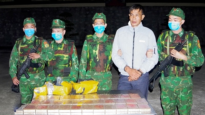 Bộ đội Biên phòng bắt giữ đối tượng cùng ma túy tang vật.