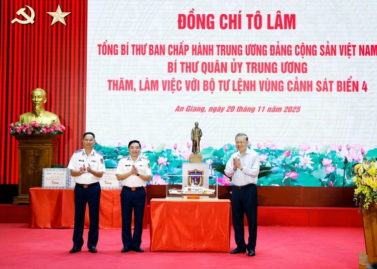 Tổng Bí thư Tô Lâm tặng bức tượng Chủ tịch Hồ Chí Minh cho Bộ Tư lệnh Vùng Cảnh sát biển 4. (Ảnh: Thống Nhất/TTXVN) Tổng Bí thư Tô Lâm tặng bức tượng Chủ tịch Hồ Chí Minh cho Bộ Tư lệnh Vùng Cảnh sát biển 4. (Ảnh: Thống Nhất/TTXVN)