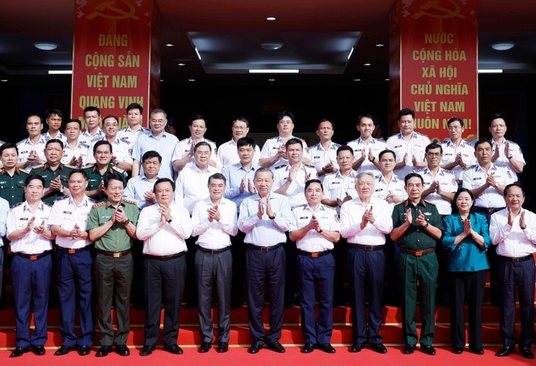 Tổng Bí thư Tô Lâm với các đại biểu Bộ Tư lệnh Vùng Cảnh sát biển 4. (Ảnh: Thống Nhất/TTXVN) Tổng Bí thư Tô Lâm với các đại biểu Bộ Tư lệnh Vùng Cảnh sát biển 4. (Ảnh: Thống Nhất/TTXVN)