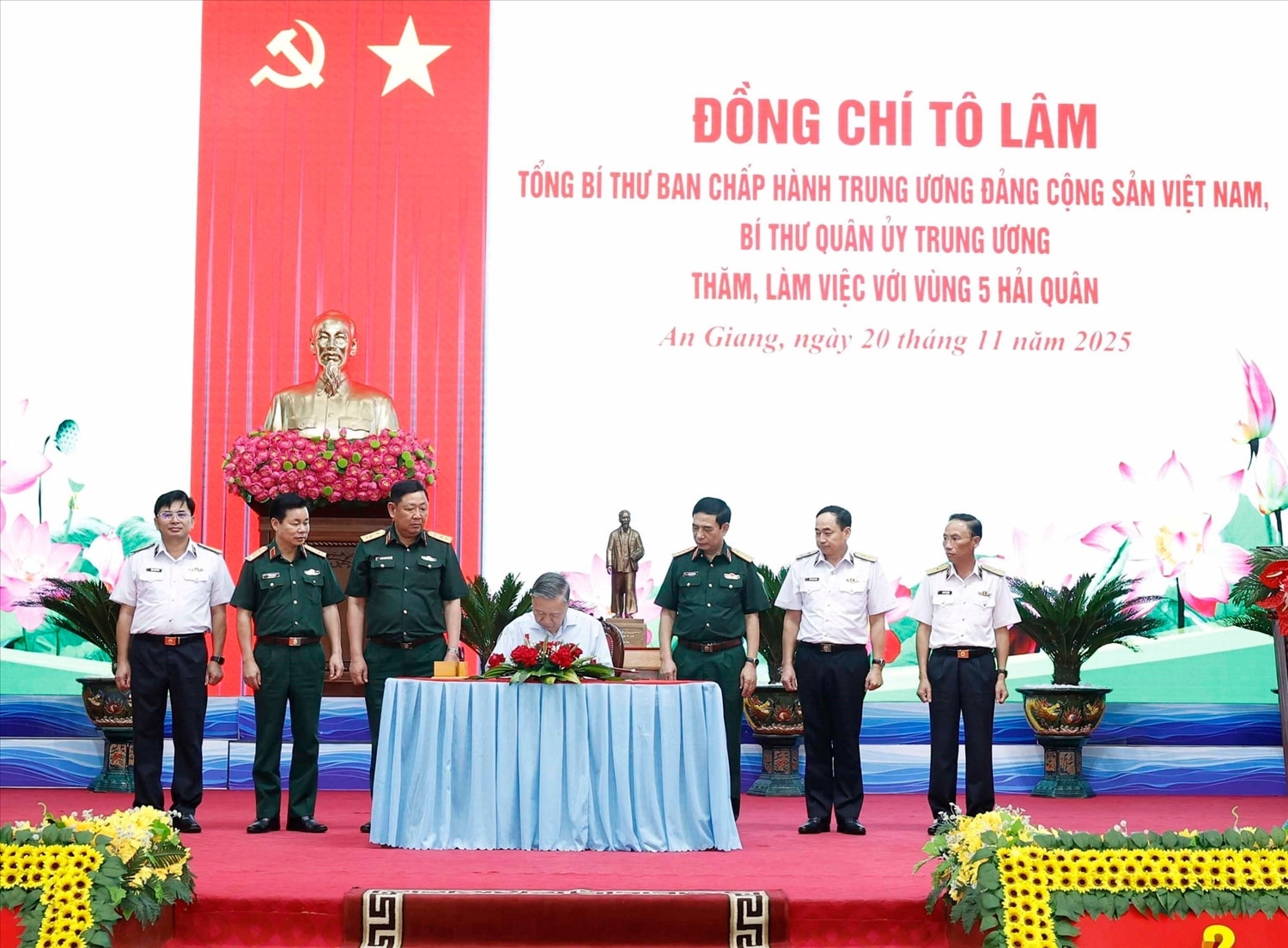 Tổng Bí thư Tô Lâm, Bí thư Quân ủy Trung ương ghi sổ lưu niệm. (Ảnh: Thống Nhất/TTXVN)