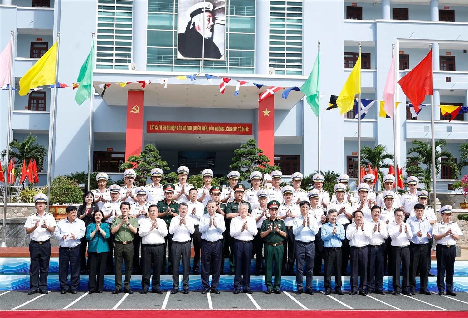 Tổng Bí thư Tô Lâm với các đại biểu và lãnh đạo, sĩ quan Bộ Tư lệnh Vùng 5 Hải quân. (Ảnh: Thống Nhất/TTXVN)