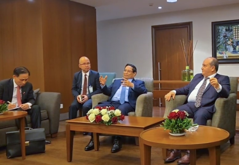 Thủ tướng Phạm Minh Chính và Thủ tướng Sifi Ghrieb đồng chủ trì cuộc làm việc với các bộ, ngành và một số doanh nghiệp hai nước để triển khai các cam kết đã thống nhất - Ảnh: VGP