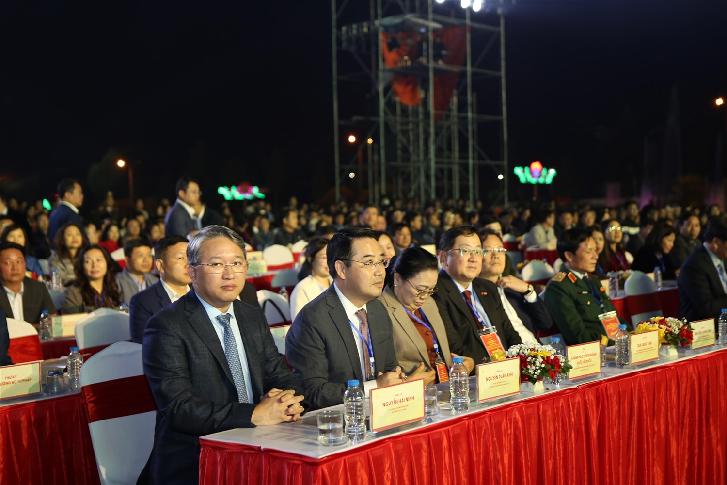Các đại biểu và đông đảo Nhân dân tham dự Lễ khai mạc