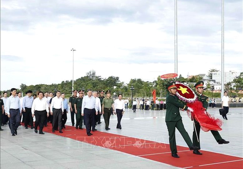 Tổng Bí thư Tô Lâm và Đoàn công tác Trung ương dâng hoa, dâng hương trước Tượng đài Chủ tịch Hồ Chí Minh tại Quảng trường Hồ Chí Minh - Ảnh: TTXVN
