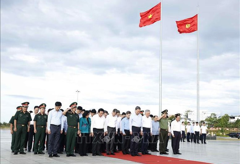 Tổng Bí thư Tô Lâm và Đoàn công tác bày tỏ lòng biết ơn vô hạn trước công lao to lớn của Chủ tịch Hồ Chí Minh và các anh hùng liệt sĩ đã anh dũng hy sinh vì độc lập, tự do của Tổ quốc, vì hạnh phúc của nhân dân - Ảnh: TTXVN