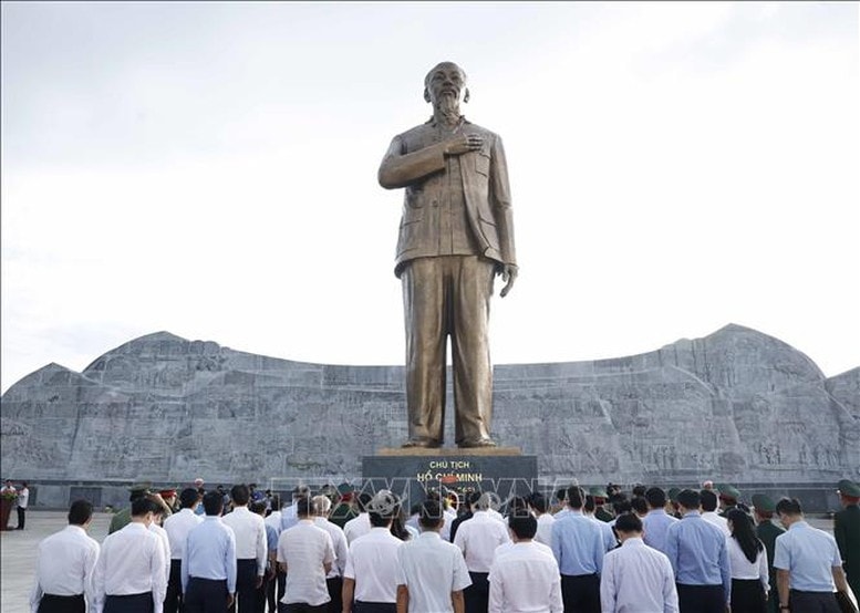 Nằm trong Quảng trường Hồ Chí Minh, Tượng đài Chủ tịch Hồ Chí Minh với tay phải đặt lên ngực trái thể hiện ý nghĩa “Miền Nam trong trái tim tôi” - Ảnh: TTXVN
