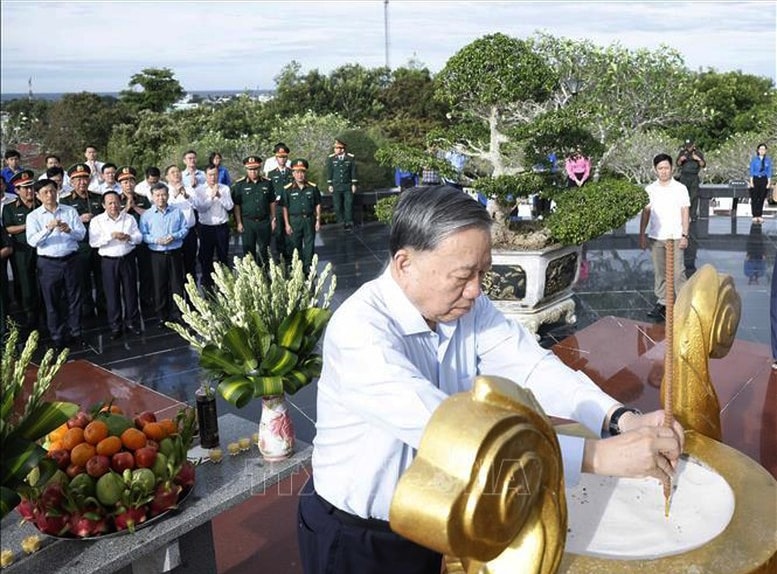 Tổng Bí thư Tô Lâm và Đoàn công tác dâng hương tại Nghĩa trang Liệt sĩ Phú Quốc - Ảnh: TTXVN