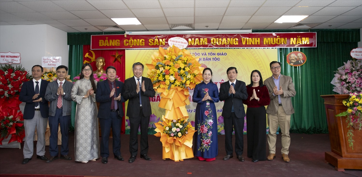 Thứ trưởng Bộ Dân tộc và Tôn giáo Nông Thị Hà, cùng lãnh đạo một số vụ, đơn vị tặng hoa chúc mừng  nhà trường