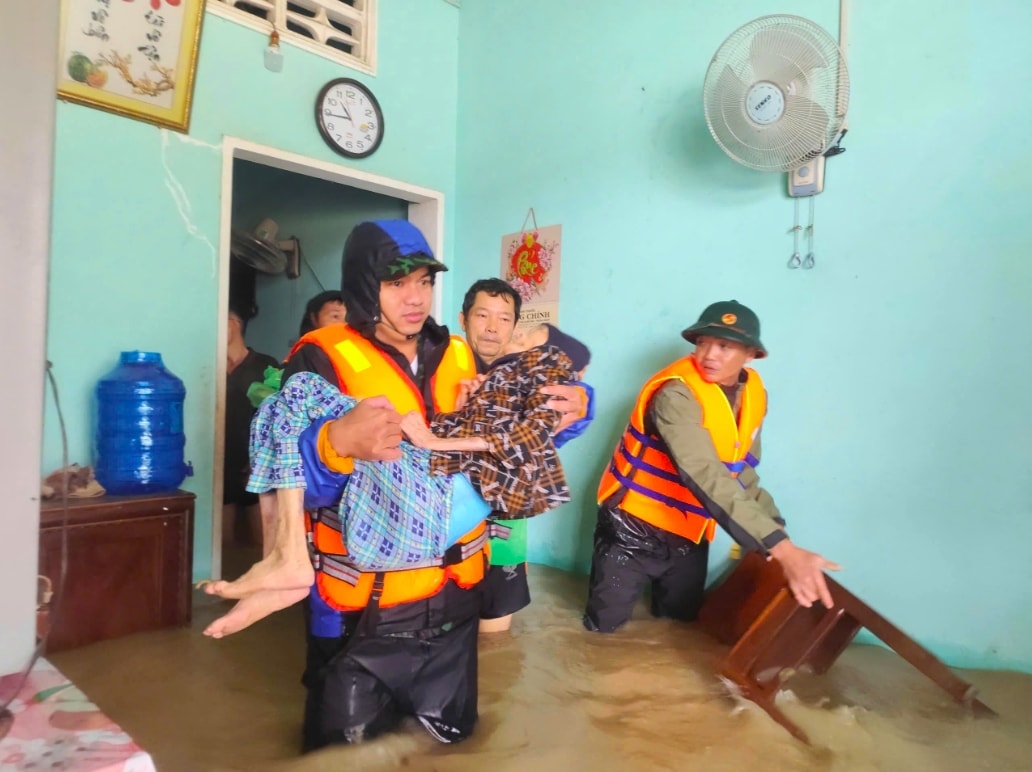 Lực lượng chức năng hỗ trợ đưa người già yếu đến nơi an toàn