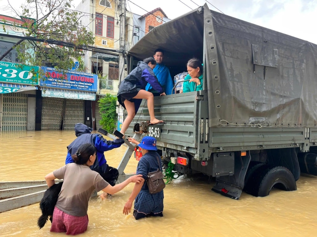 Lực lượng chức năng hỗ trợ di dời người dân đến nơi an toàn