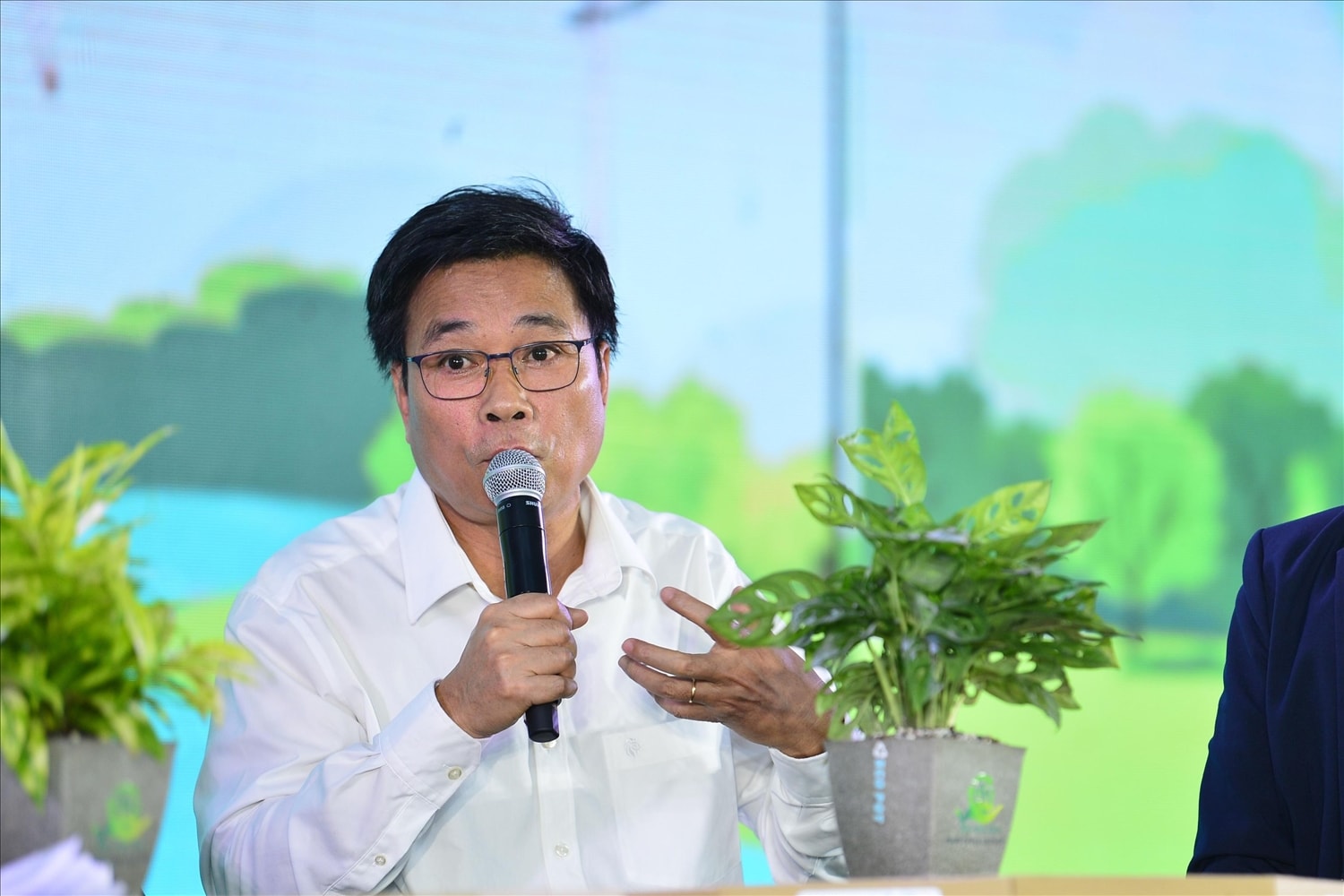 Ông Lê Hoàng Minh – Giám đốc điều hành Sản xuất, Trưởng dự án Net Zero Vinamilk – chia sẻ tại talkshow 