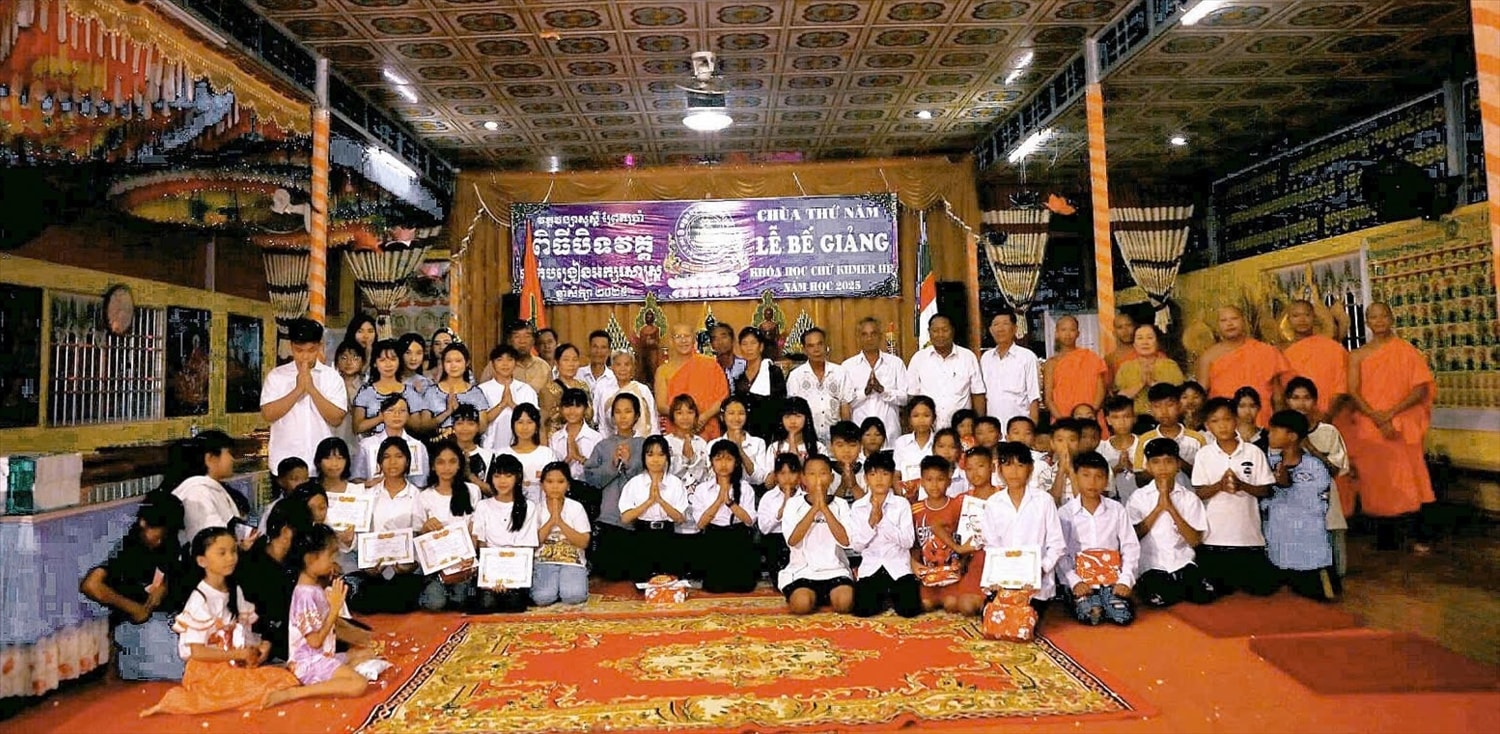 Hàng năm nhân dịp hè, Chùa Thứ Năm ( xã Đông Thái) tổ chức cho hàng trăm em học sinh tham gia học tiếng Khmer Hàng năm nhân dịp hè, Chùa Thứ Năm ( xã Đông Thái) tổ chức cho hàng trăm em học sinh tham gia học tiếng Khmer