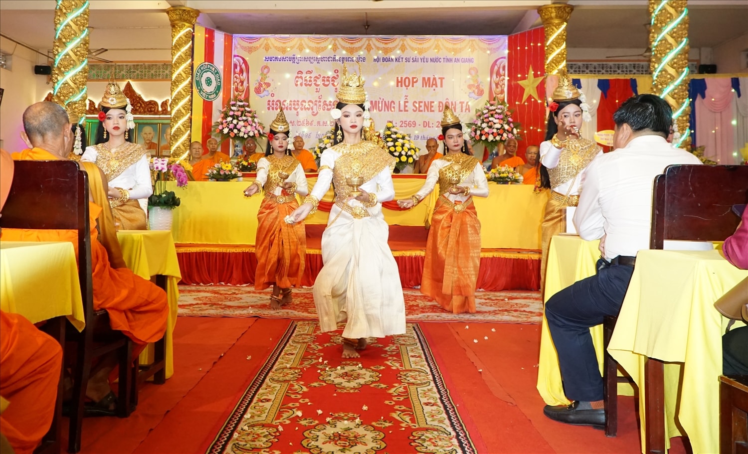 Thụ hưởng văn hóa truyền thống của dân tộc là một quyền được Đảng và Nhà nước ta luôn đảm bảo Thụ hưởng văn hóa truyền thống của dân tộc là một quyền được Đảng và Nhà nước ta luôn đảm bảo