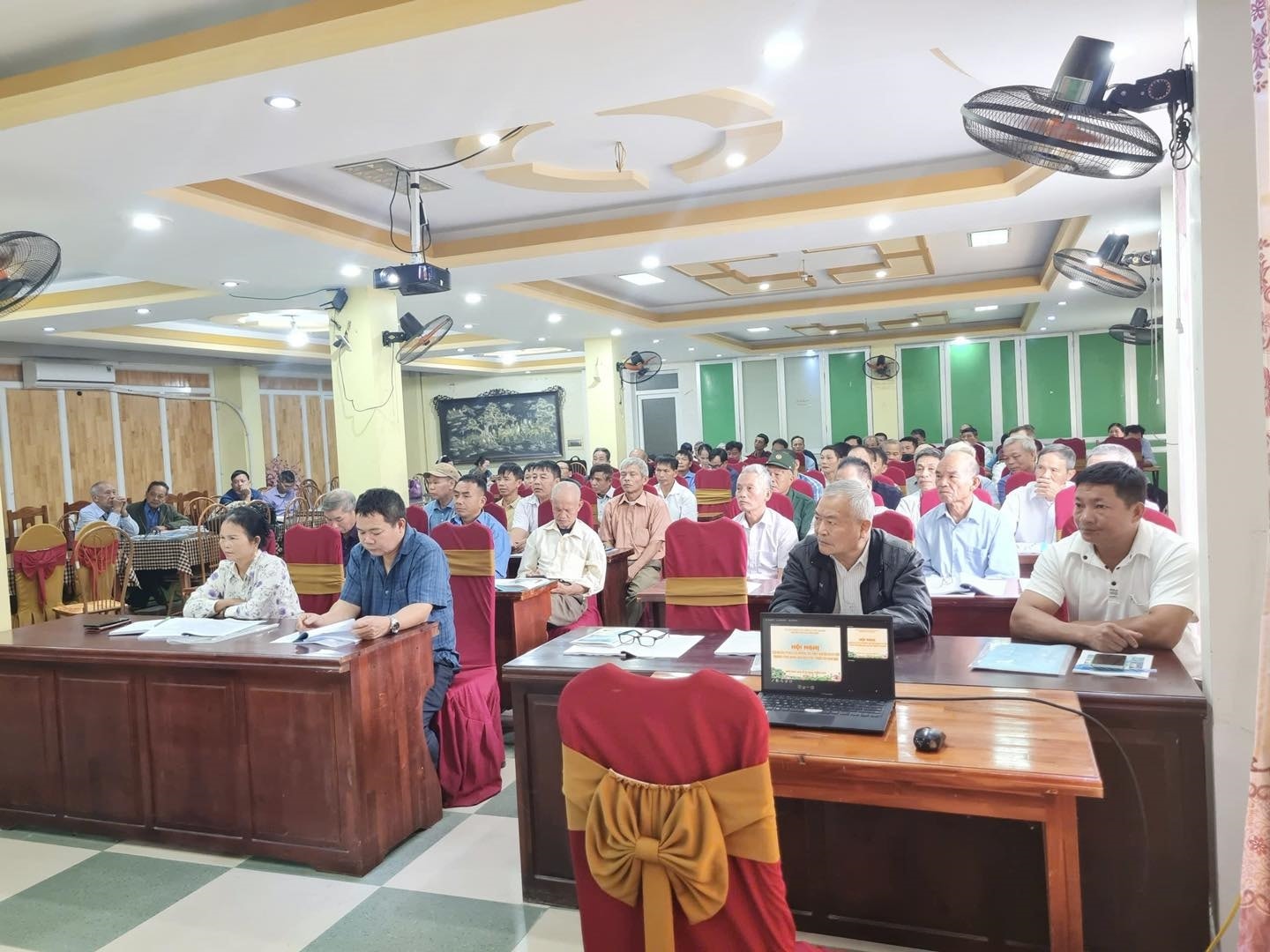 Công an tỉnh Tuyên Quang, Phòng An ninh nội địa phối hợp với Sở Dân tộc và Tôn giáo tỉnh tổ chức tập huấn, cung cấp thông tin cho Người có uy tín trong đồng bào dân tộc thiểu số trên địa bàn tỉnh.