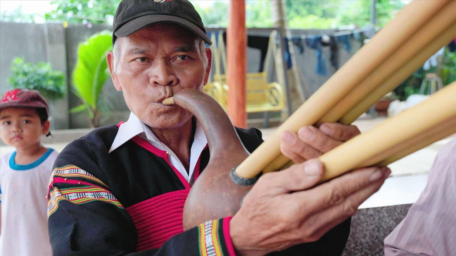 Khắc họa âm thanh núi rừng từ đôi bàn tay nghệ nhân và con dao nhỏ 