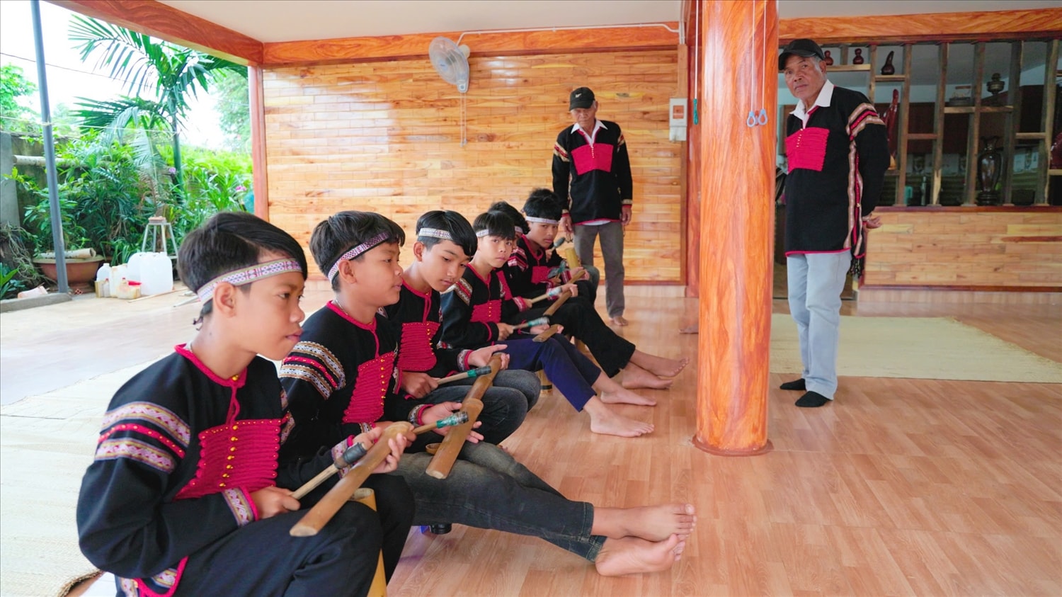 Nghệ nhân dạy đánh chiêng tre. Nghệ nhân truyền dạy đánh chiêng tre cho lớp trẻ