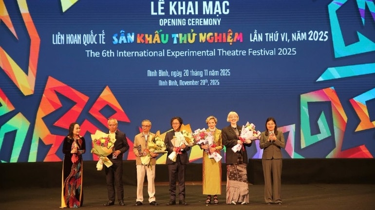 Ban tổ chức tặng hoa Hội đồng nghệ thuật.