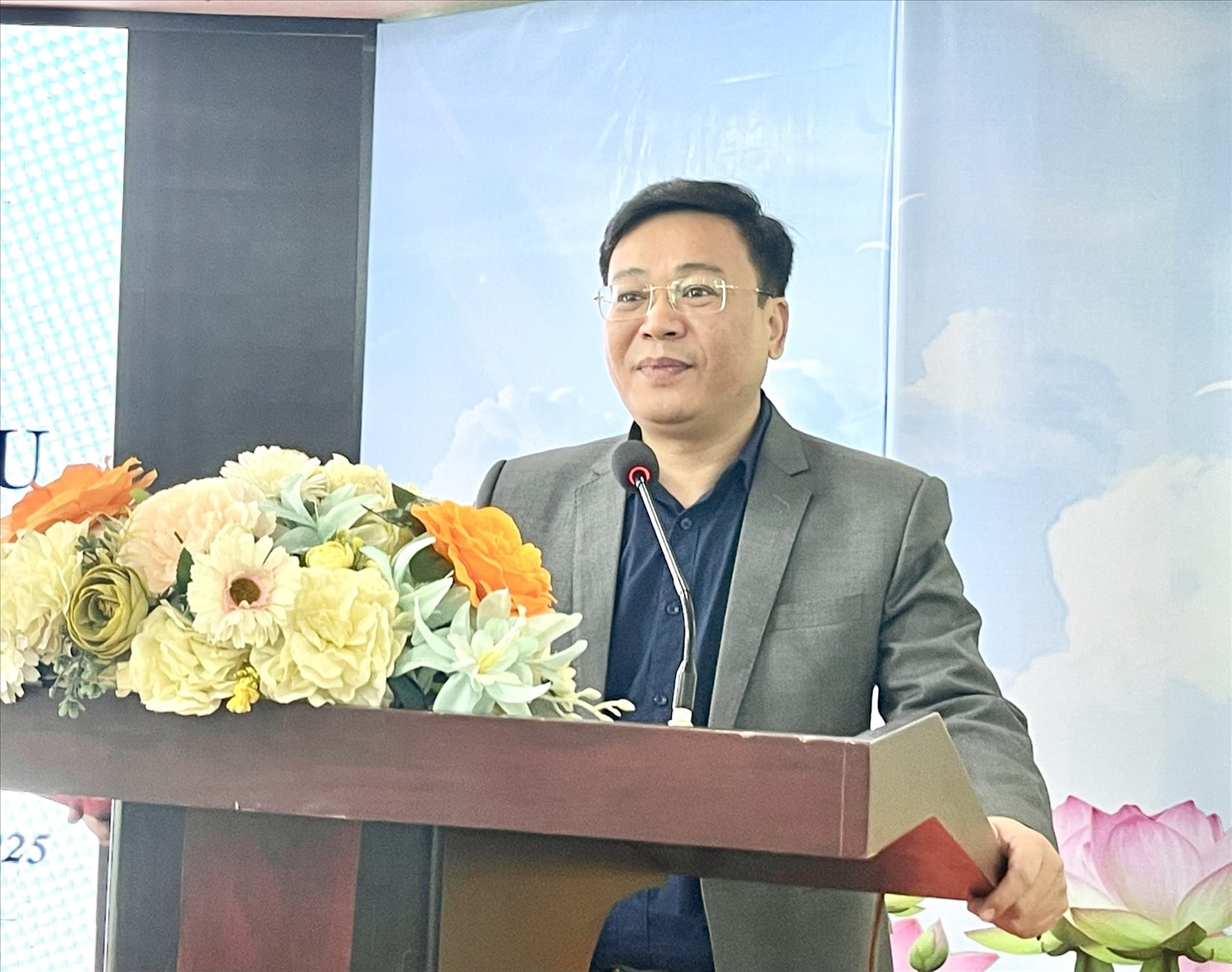 Trưởng phòng Tôn giáo, tín ngưỡng (Sở Dân tộc và Tôn giáo) Hồ Việt Anh trình bày các chuyên đề tại hội nghị.