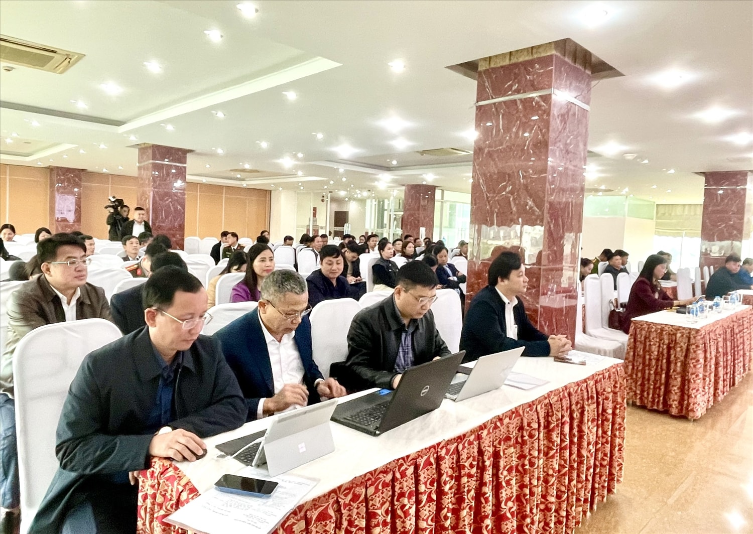 Các đại biểu tham dự hội nghị.