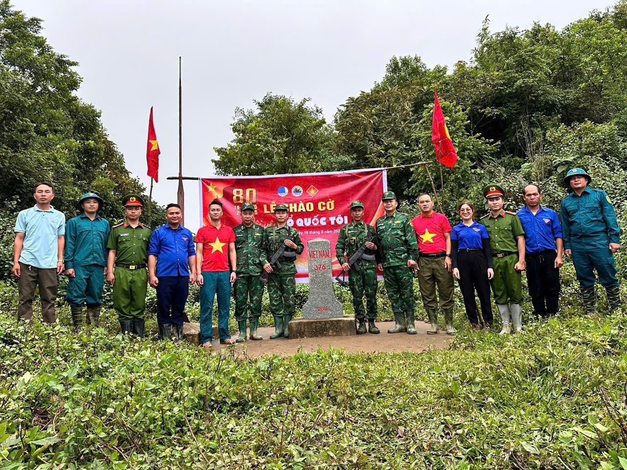 Người dân xã Tri Lễ tham gia tuần tra, bảo vệ đường biên, cột mốc cùng cán bộ chiến sĩ Đồn Biên phòng Tri Lễ Người dân xã Tri Lễ tham gia tuần tra, bảo vệ đường biên, cột mốc cùng cán bộ chiến sĩ Đồn Biên phòng Tri Lễ
