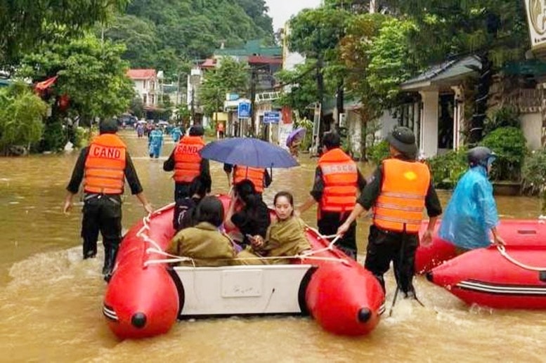 Bộ Chính trị yêu cầu Bộ Quốc phòng, Bộ Công an tập trung cao nhất các lực lượng, thiết bị, phương tiện chuyên dụng để vận chuyển lương thực, nhu yếu phẩm đến tay người dân tại các khu vực đang bị cô lập Bộ Chính trị yêu cầu Bộ Quốc phòng, Bộ Công an tập trung cao nhất các lực lượng, thiết bị, phương tiện chuyên dụng để vận chuyển lương thực, nhu yếu phẩm đến tay người dân tại các khu vực đang bị cô lập