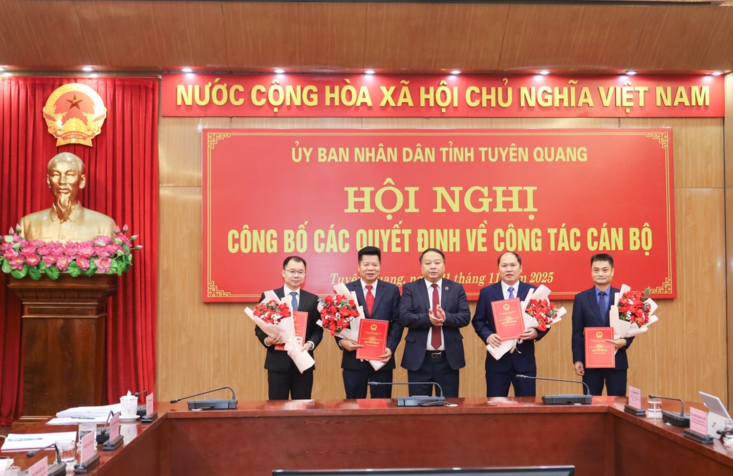 Chủ tịch UBND tỉnh Tuyên Quang trao Quyết định và tặng hoa chúc mừng các cán bộ được điều động, phân công nhiệm vụ mới