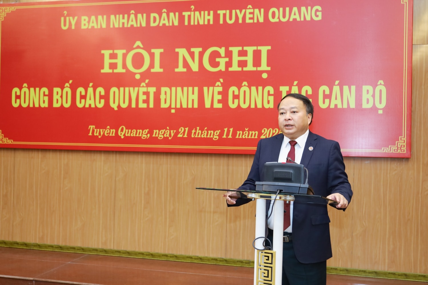 Chủ tịch UBND tỉnh Tuyên Quang Phan Huy Ngọc phát biểu giao nhiệm vụ cho các cán bộ được điều động, bổ nhiệm
