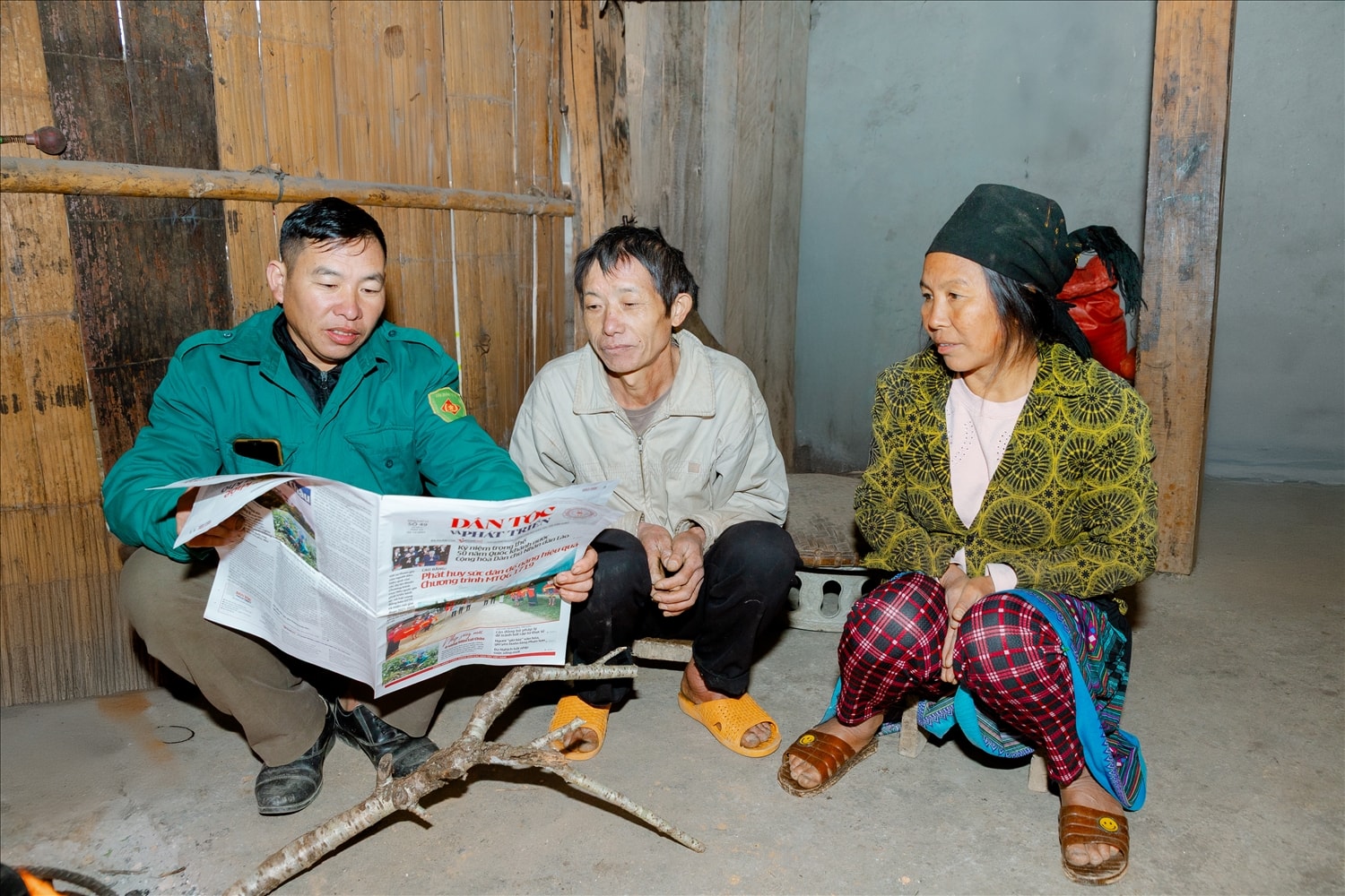 Gia đình ông Cháng Seo Giàng được thông tin về chủ trương, đường lối của Đảng, chính sách, pháp luật của Nhà nước thông qua ấn phẩm Dân tộc và Phát triển của Báo VietNamNet
