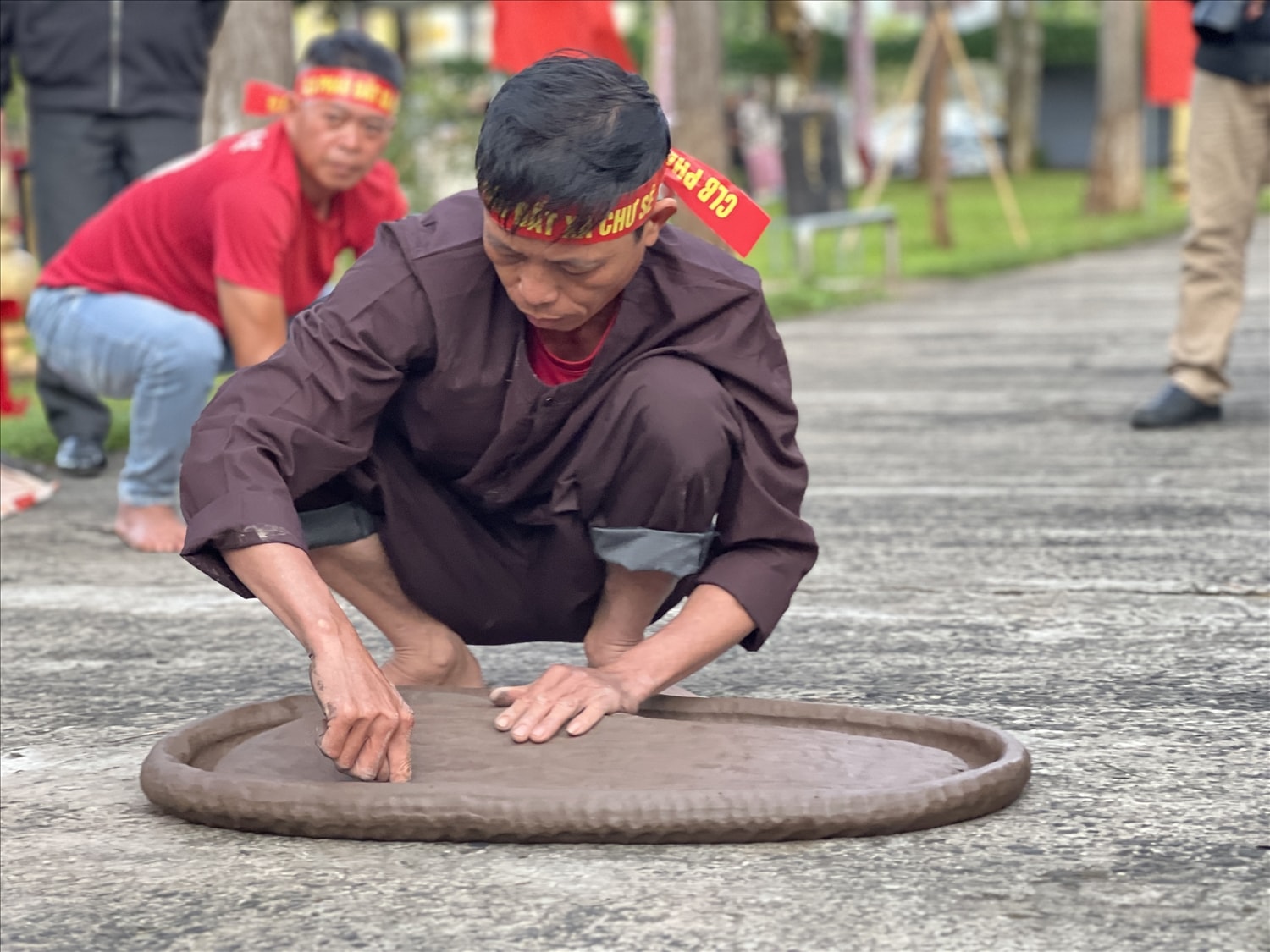 Các nghệ nhân trình diễn trò chơi dân gian nặn pháo đất truyền thống