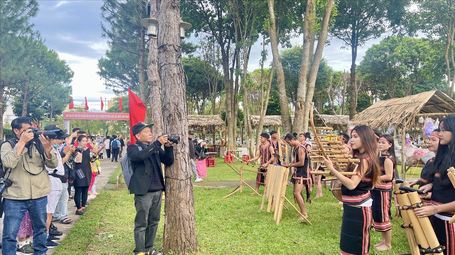 Ngày hội thu hút đông đảo người dân và du khách đến tham quan, trải nghiệm