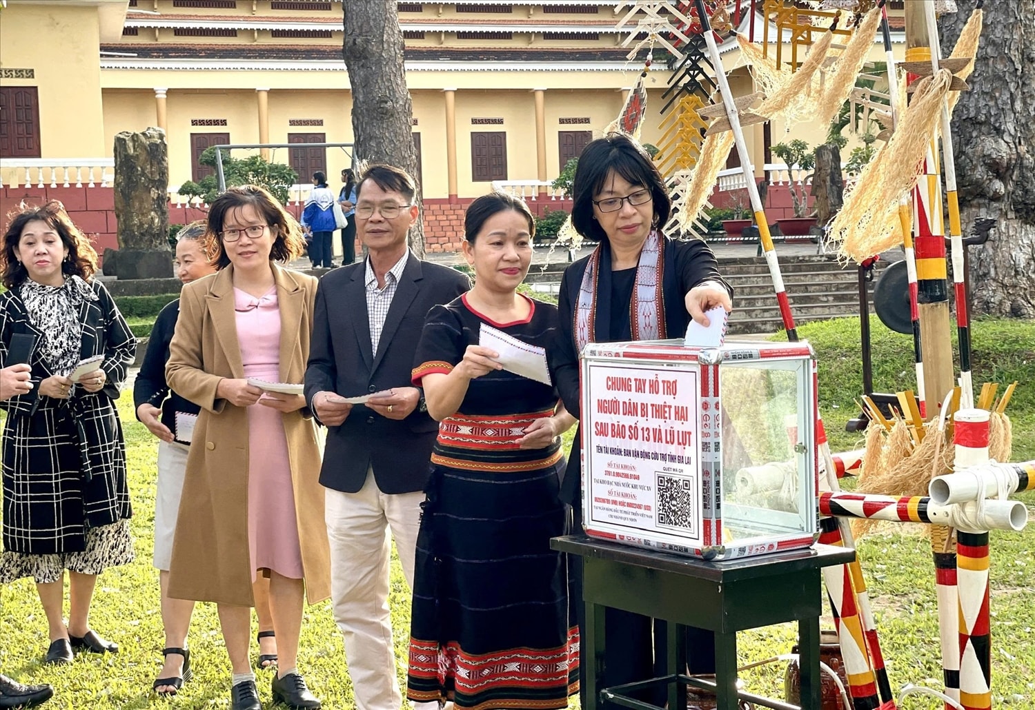 Các đại biểu quyên góp kinh phí hỗ trợ người dân trong tỉnh khắc phục hậu quả cơn bão số 13, mưa lũ và sạt lở đất