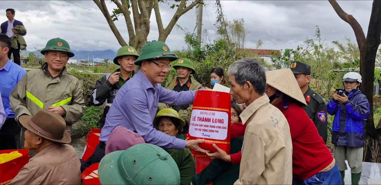 Phó Thủ tướng Chính phủ Lê Thành Long tặng quà cho bà con vùng lũ Tuy Phước, tỉnh Gia Lai. (Ảnh: T.N) Phó Thủ tướng Chính phủ Lê Thành Long tặng quà cho bà con vùng lũ Tuy Phước, tỉnh Gia Lai. (Ảnh: T.N)
