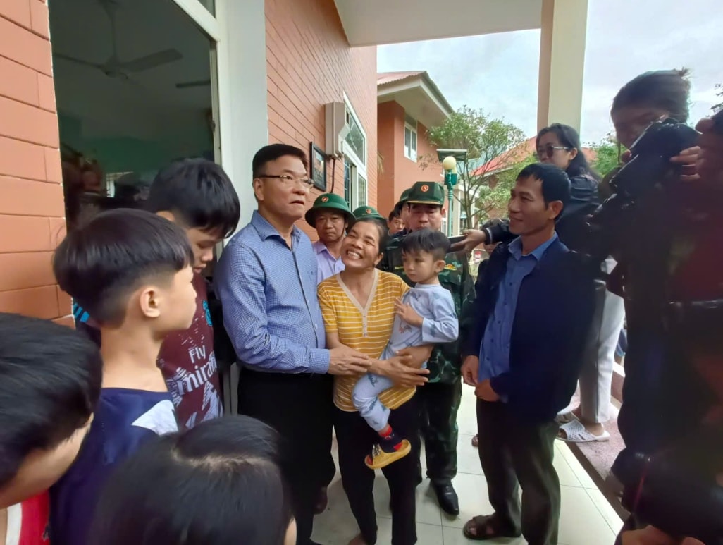 Phó Thủ tướng Chính phủ Lê Thành Long động viên trẻ em Làng trẻ SOS, tỉnh Gia Lai sớm vượt qua khó khăn do bão lũ. (Ảnh: T.N) Phó Thủ tướng Chính phủ Lê Thành Long động viên trẻ em Làng trẻ SOS, tỉnh Gia Lai sớm vượt qua khó khăn do bão lũ. (Ảnh: T.N)