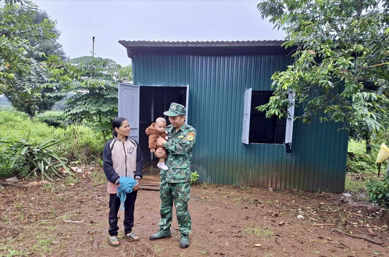 Mô hình “Mỗi tuần giúp một hộ nghèo ở khu vực biên giới Mô hình Mỗi tuần giúp một hộ nghèo ở khu vực biên giới đã góp phần thắt chặt tình quân - dân nơi phên dậu Tổ quốc