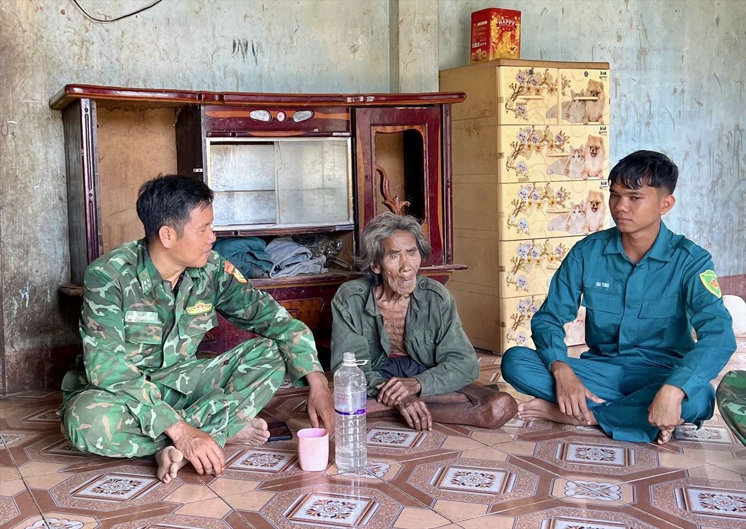 Gia đình bà Rơ Lan Blê và Siu Klunh (làng Hnap, xã Ia Mơ) vui mừng khi được cán bộ Đồn Biên phòng Ia Mơ thăm hỏi, động viên, hỗ trợ Gia đình bà Rơ Lan Blê và Siu Klunh (làng Hnap, xã Ia Mơ) vui mừng khi được cán bộ Đồn Biên phòng Ia Mơ thăm hỏi, động viên, hỗ trợ