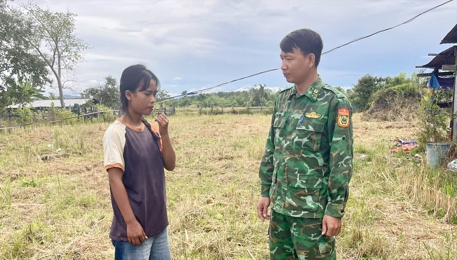 Cán bộ Đồn Biên phòng Ia Mơ hỏi thăm, chia sẻ cùng em Siu Nhăm Cán bộ Đồn Biên phòng Ia Mơ hỏi thăm, chia sẻ cùng em Siu Nhăm