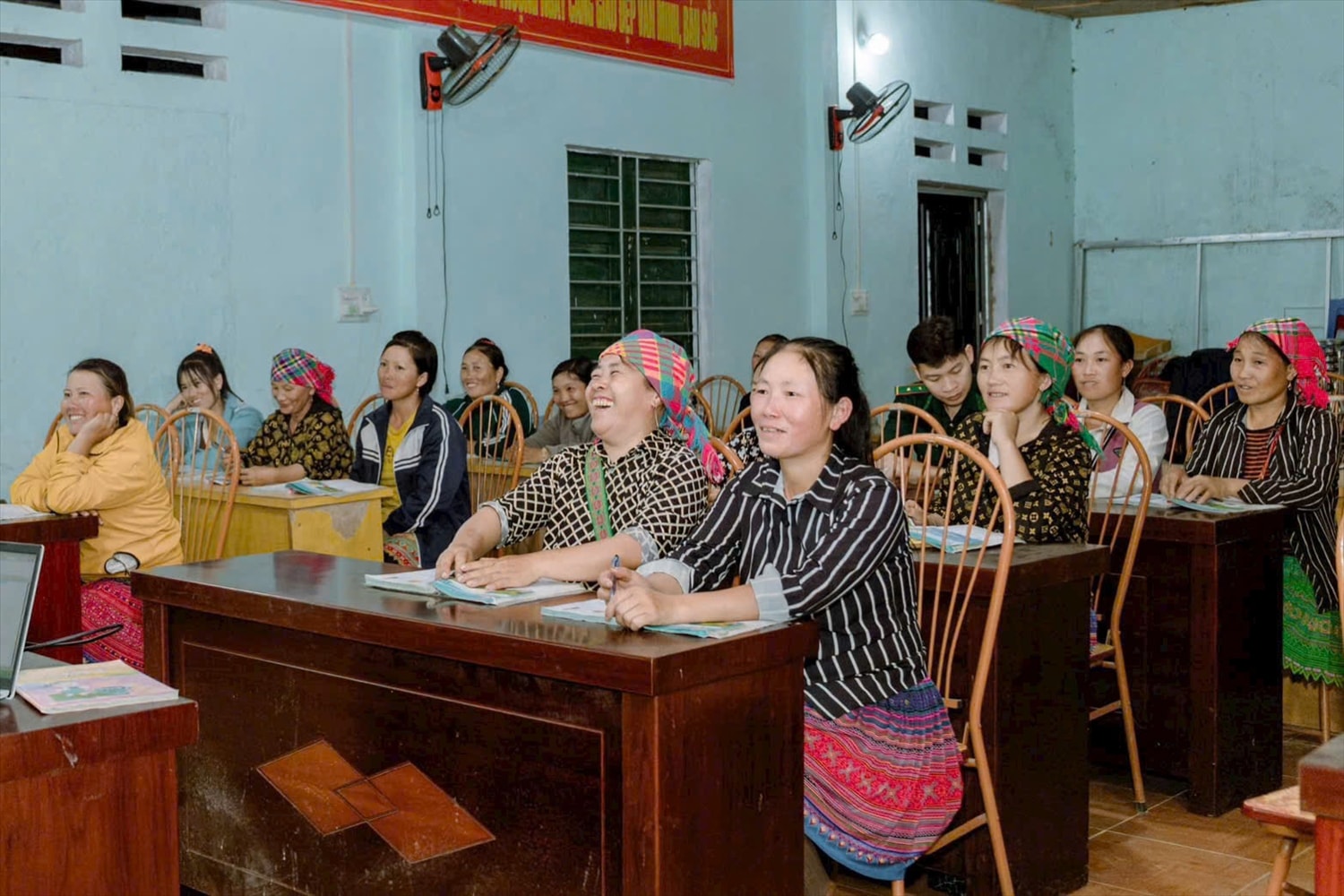 Thường xuyên tổ chức các buổi truyền thông, nói chuyện chuyên đề về hậu quả của tảo hôn, kết hôn cận huyết; lợi ích của việc sinh ít con và nuôi dạy con khoa học (ảnh Vũ Mừng) Thường xuyên tổ chức các buổi truyền thông, nói chuyện chuyên đề về hậu quả của tảo hôn, kết hôn cận huyết; lợi ích của việc sinh ít con và nuôi dạy con khoa học (ảnh Vũ Mừng)