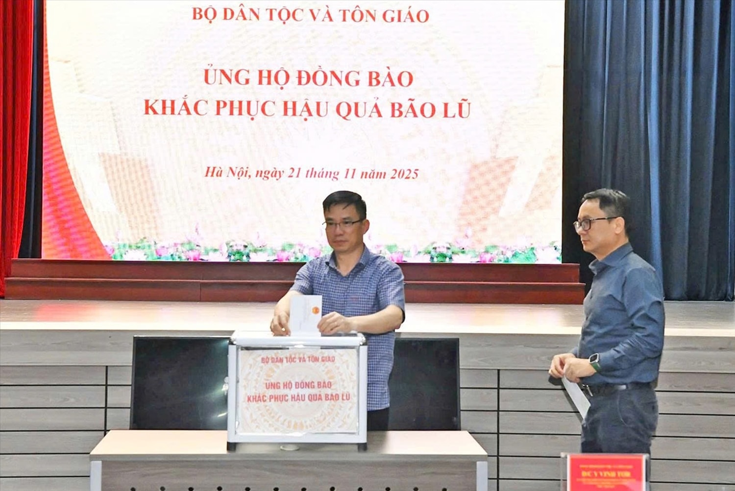 Toàn thể cán bộ, công chức, viên chức, người lao động của Bộ Dân tộc và Tôn giáo ủng hộ ít nhất một ngày lương để kịp thời hỗ trợ đồng bào bị ảnh hưởng trong đợt mưa lũ vừa qua