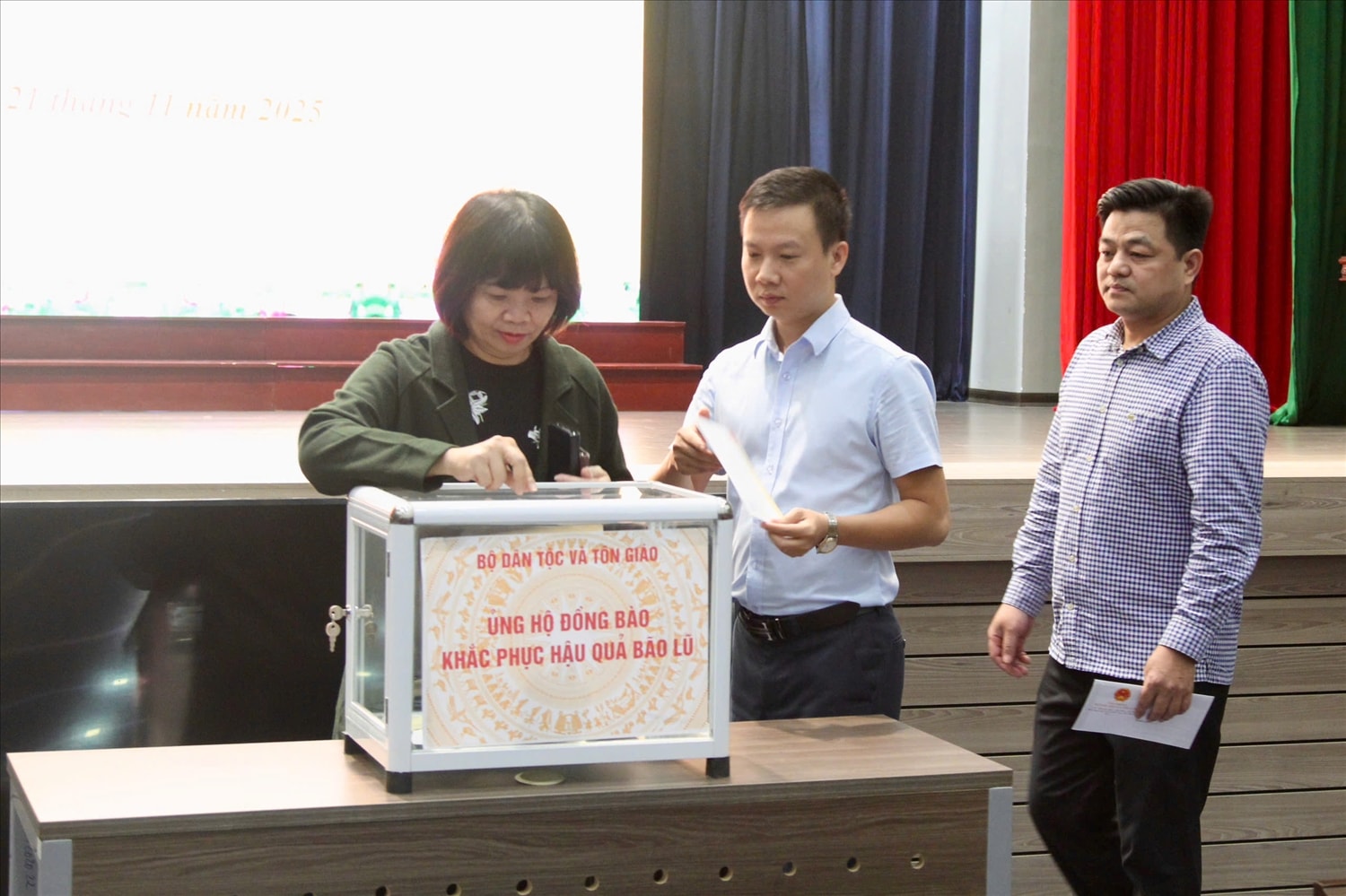 Số tiền này sẽ được chuyển đến Ủy ban Trung ương Mặt trận Tổ quốc Việt Nam và các địa phương bị thiệt hại một cách minh bạch, hiệu quả