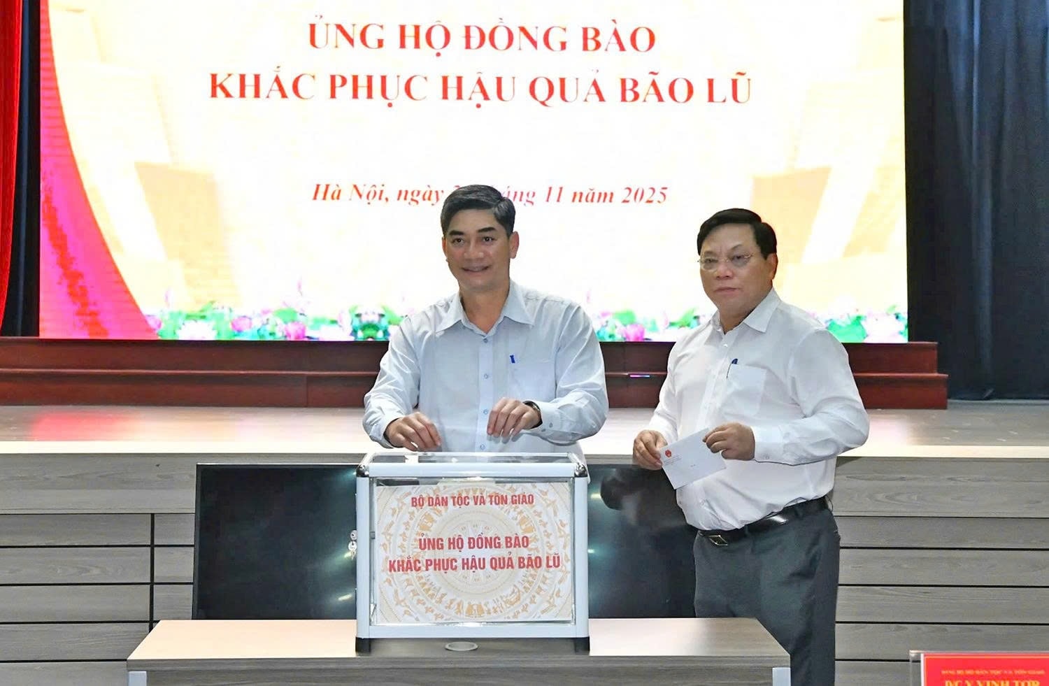 Lãnh đạo Bộ Dân tộc và Tôn giáo ủng hộ đồng bào bị thiệt hại do bão lũ gây ra