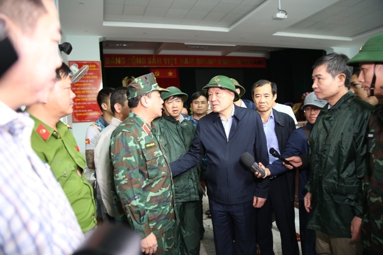 Phó Thủ tướng Thường trực Chính phủ Nguyễn Hòa Bình thăm hỏi, động viên các lực lượng chức năng đang ứng trực, triển khai nhiệm vụ chống lũ - Ảnh: VGP/Nguyễn Hoàng
