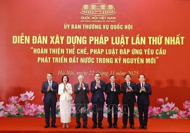 Chủ tịch Quốc hội, các Phó Chủ tịch Quốc hội và Phó Thủ tướng Chính phủ dự diễn đàn. Ảnh: TTXVN