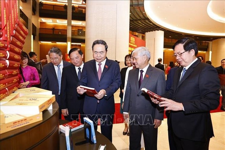 Chủ tịch Quốc hội và đại biểu tham quan triển lãm “Quốc hội Việt Nam - Quá trình xây dựng và hoàn thiện hệ thống pháp luật” - Ảnh: TTXVN