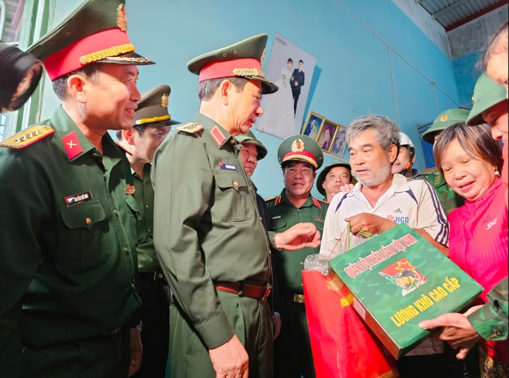 Đại tướng Phan Văn Giang  thăm và tặng quà gia đình ông Nguyễn Văn Tám ở xã Tuy Phước Đông, tỉnh Gia Lai. (Ảnh: T.N)
