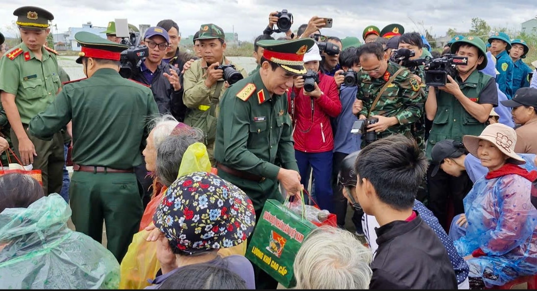 Đại tướng Phan Văn Giang tặng quà cho  bà con vùng lũ xã Tuy Phước, tỉnh Gia Lai. (Ảnh: T.N)