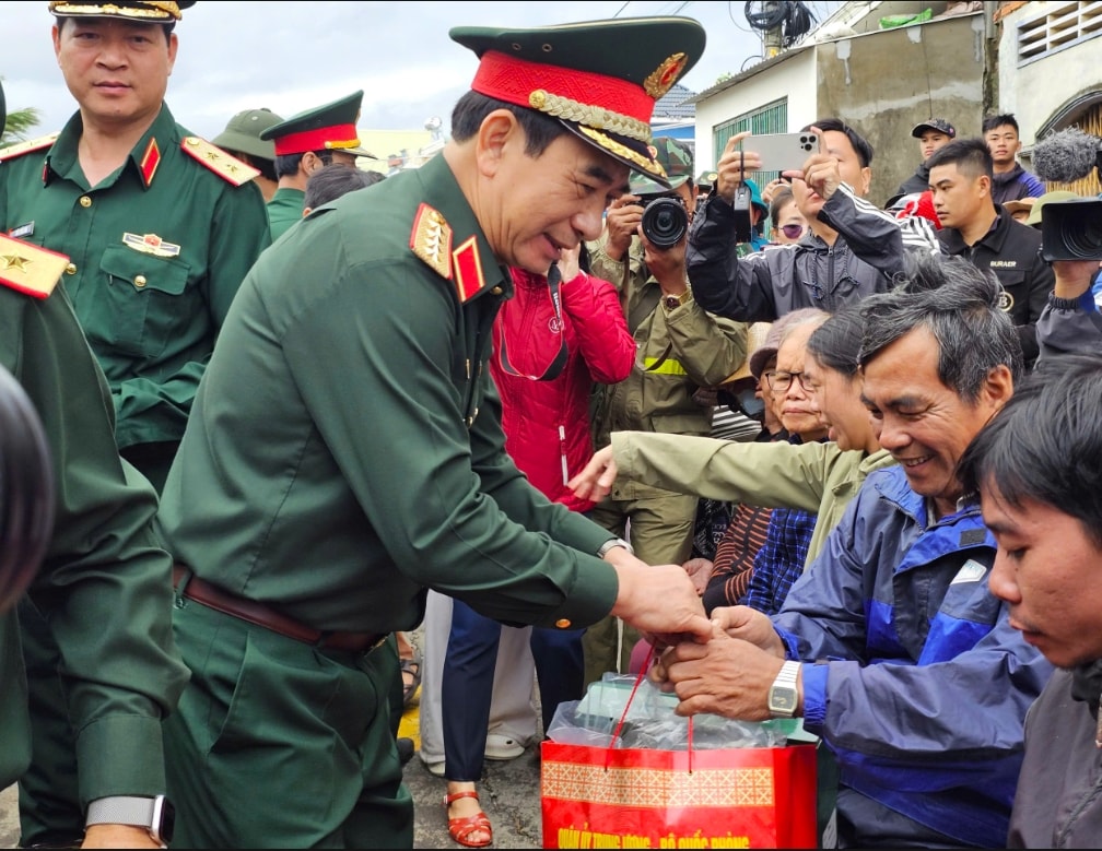 Đại tướng Phan Văn Giang tặng quà cho  bà con vùng lũ xã Tuy Phước Đông, tỉnh Gia Lai. (Ảnh: T.N)