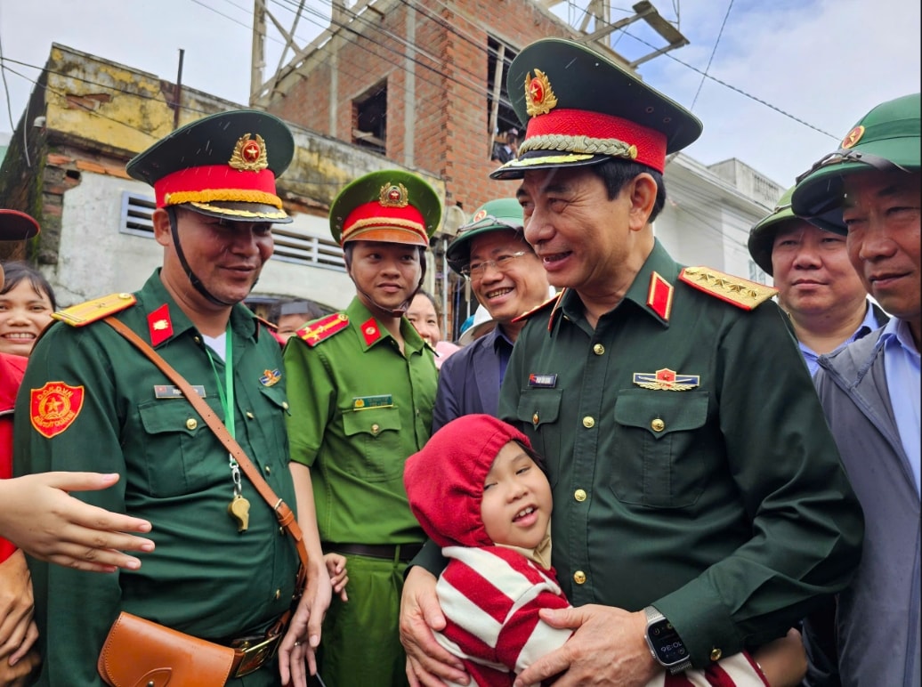 Đại tướng Phan Văn Giang  ân cần thăm hỏi, động viên bà  con vùng lũ xã Tuy Phước Đông, tỉnh Gia Lai sớm vượt qua khó khăn. (Ảnh: T.N)