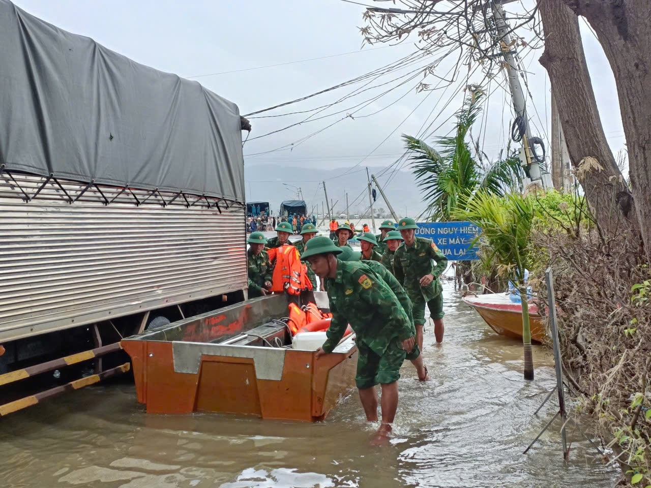 Gia Lai hỗ trợ tiền sinh hoạt và gạo cho người dân bị thiệt hại do thiên tai. (Ảnh Lê Phương)