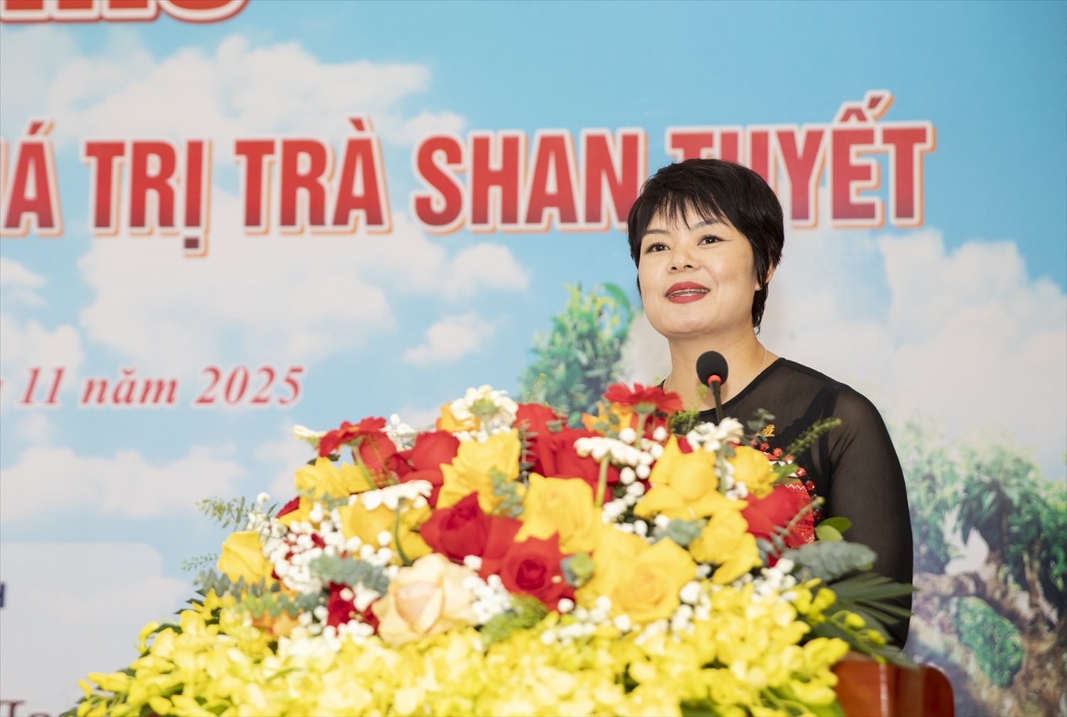 Bà Vũ Thị Mai Oanh – Phó Giám đốc Sở Văn hoá – Thể thao và Du lịch tỉnh Lào Cai phát biểu tại Hội thảo